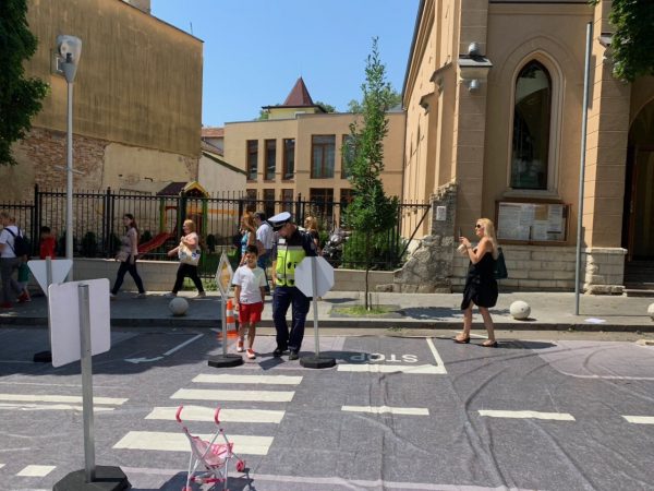 E2CB0AE8-72D7-4B66-94C6-979619D70D47