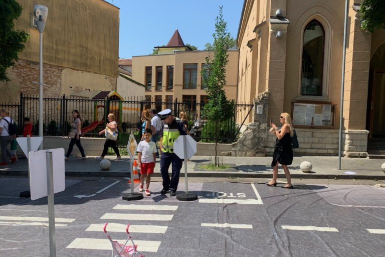 E2CB0AE8-72D7-4B66-94C6-979619D70D47