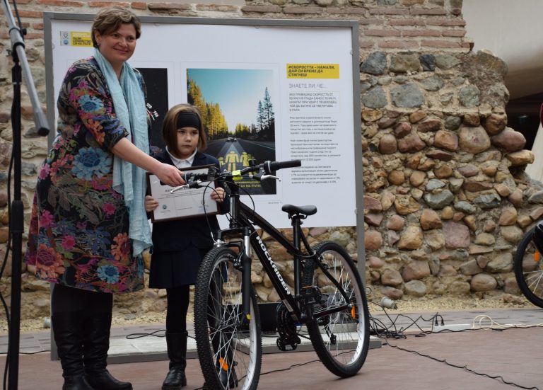 Стартира пътуваща изложба с детски плакати посветени на пътната безопасност