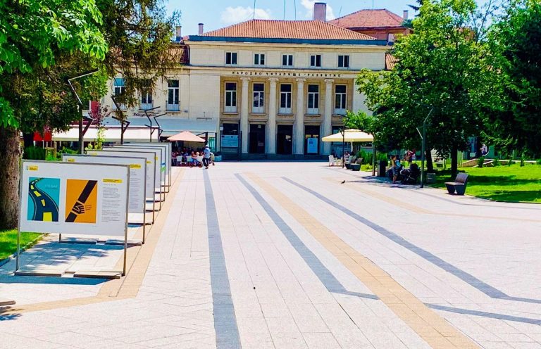 Стартира пътуваща изложба с детски плакати посветени на пътната безопасност Стартира пътуваща изложба с детски плакати посветени на пътната безопасност