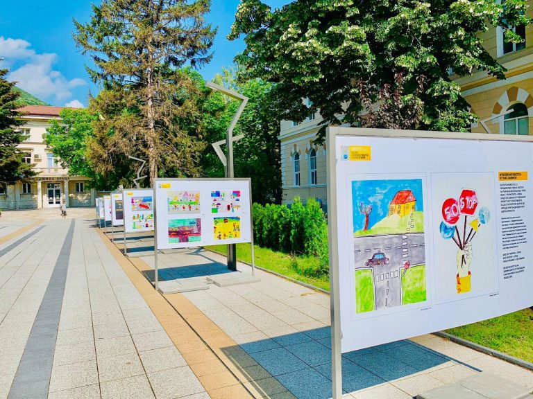 Стартира пътуваща изложба с детски плакати посветени на пътната безопасност Стартира пътуваща изложба с детски плакати посветени на пътната безопасност