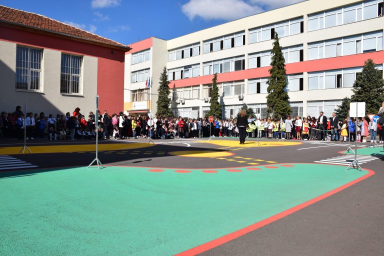 Площадка за интерактивно обучение по безопасност на движението по пътищата бе открита в столичното 54-о училище