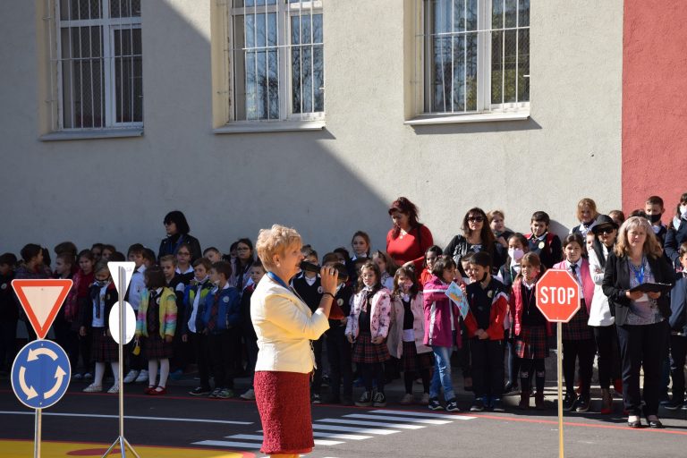 Площадка за интерактивно обучение по безопасност на движението по пътищата бе открита в столичното 54-о училище
