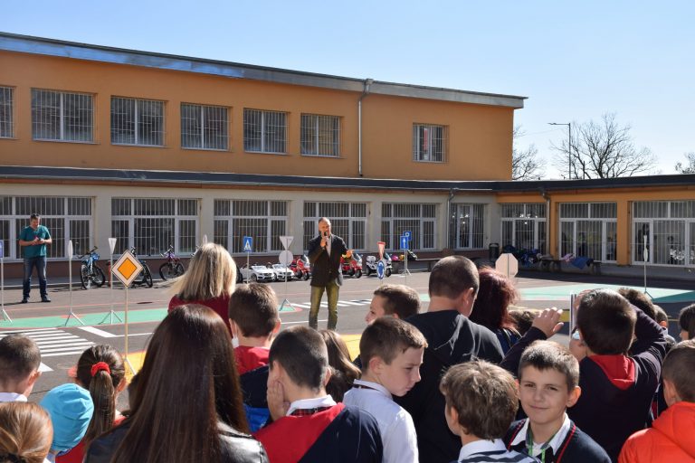 Площадка за интерактивно обучение по безопасност на движението по пътищата бе открита в столичното 54-о училище