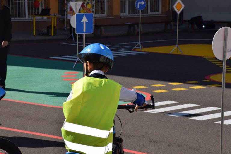 Площадка за интерактивно обучение по безопасност на движението по пътищата бе открита в столичното 54-о училище