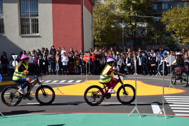 Площадка за интерактивно обучение по безопасност на движението по пътищата бе открита в столичното 54-о училище