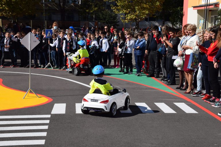 Площадка за интерактивно обучение по безопасност на движението по пътищата бе открита в столичното 54-о училище