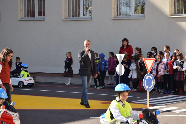 Площадка за интерактивно обучение по безопасност на движението по пътищата бе открита в столичното 54-о училище