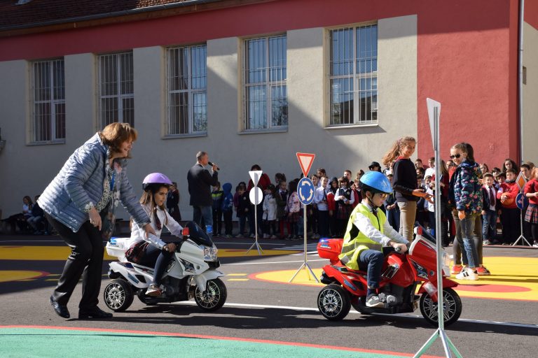 Площадка за интерактивно обучение по безопасност на движението по пътищата бе открита в столичното 54-о училище
