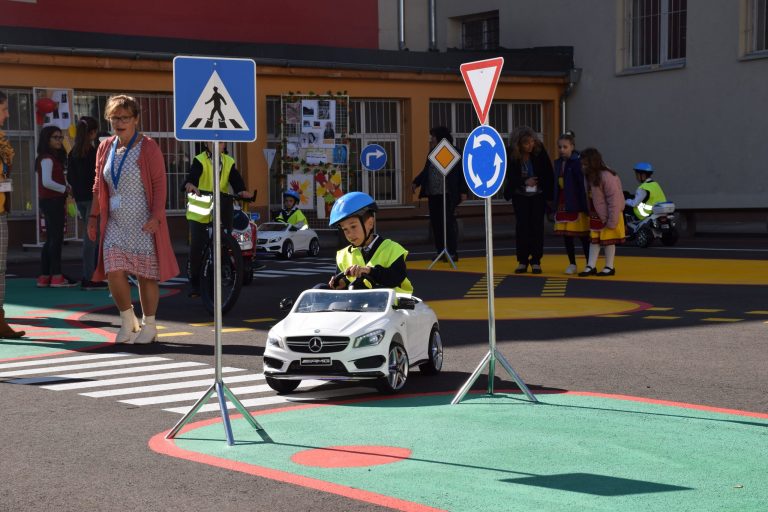 Площадка за интерактивно обучение по безопасност на движението по пътищата бе открита в столичното 54-о училище