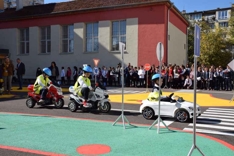 Площадка за интерактивно обучение по безопасност на движението по пътищата бе открита в столичното 54-о училище