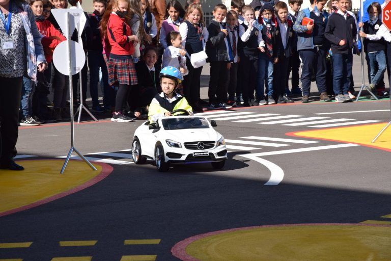 Площадка за интерактивно обучение по безопасност на движението по пътищата бе открита в столичното 54-о училище