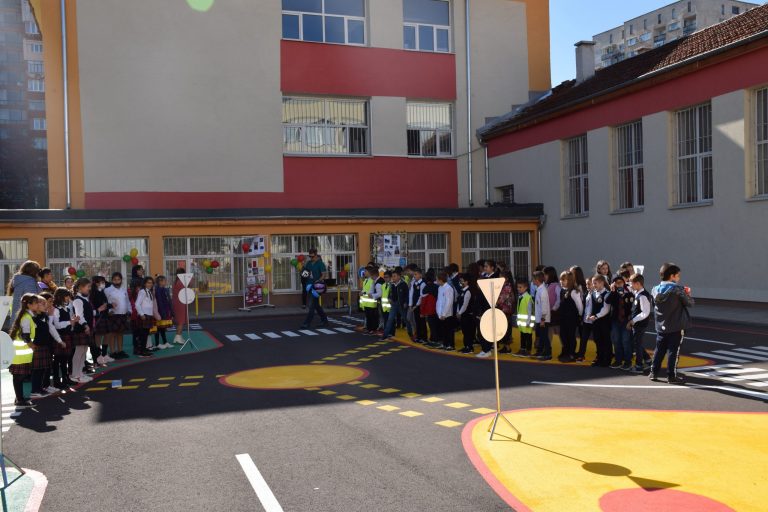 Площадка за интерактивно обучение по безопасност на движението по пътищата бе открита в столичното 54-о училище