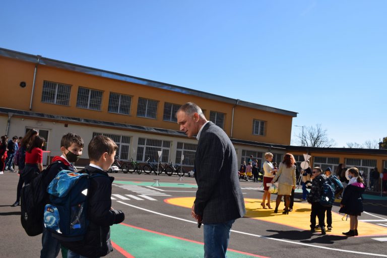 Площадка за интерактивно обучение по безопасност на движението по пътищата бе открита в столичното 54-о училище