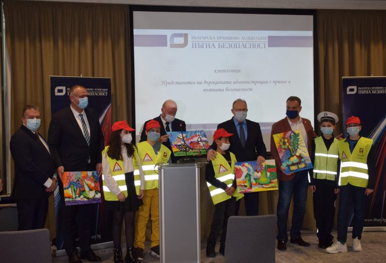 До 2 години България ще има цялостна електронна система за подаване на сигнали от гражданите за опасности на пътя До 2 години България ще има цялостна електронна система за подаване на сигнали от гражданите за опасности на пътя