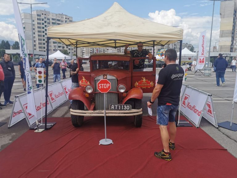 Под мотото “На пътя животът е с предимство“ премина рали „Сердика“ и двудневният авто-мото събор в централната част на София Под мотото “На пътя животът е с предимство“ премина рали „Сердика“ и двудневният авто-мото събор в централната част на София