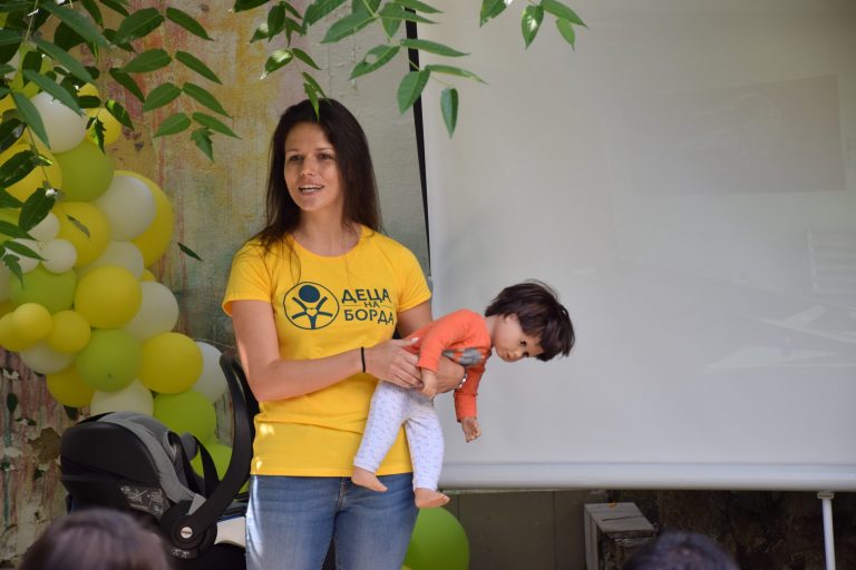 Около половината от всички столчета за деца в автомобилите са монтирани погрешно Около половината от всички столчета за деца в автомобилите са монтирани погрешно