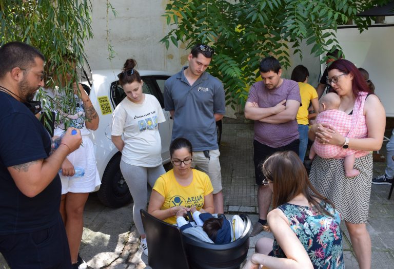 Около половината от всички столчета за деца в автомобилите са монтирани погрешно Около половината от всички столчета за деца в автомобилите са монтирани погрешно