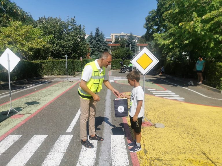 Около 300 деца от цялата страна взимат участие в лятна олимпиада по пътна безопасност Около 300 деца от цялата страна взимат участие в лятна олимпиада по пътна безопасност