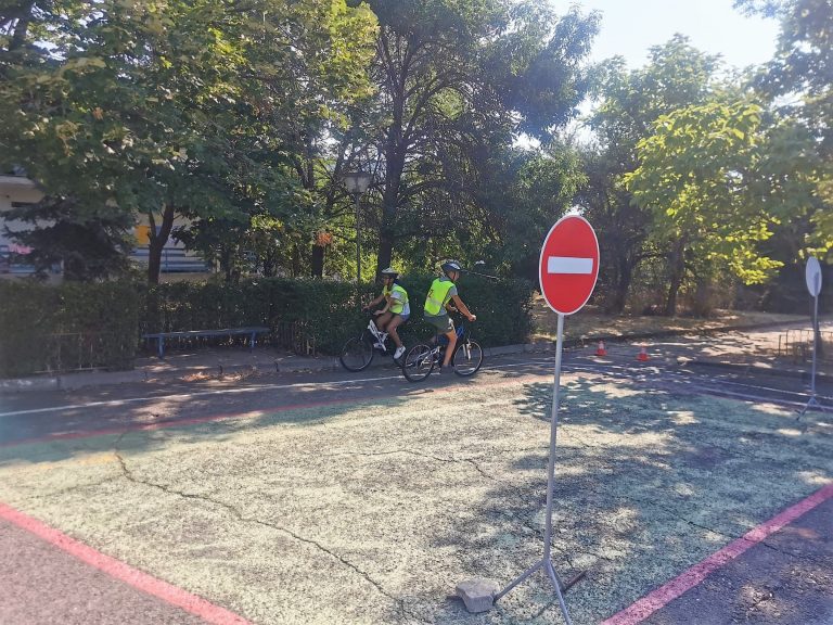 Около 300 деца от цялата страна взимат участие в лятна олимпиада по пътна безопасност Около 300 деца от цялата страна взимат участие в лятна олимпиада по пътна безопасност