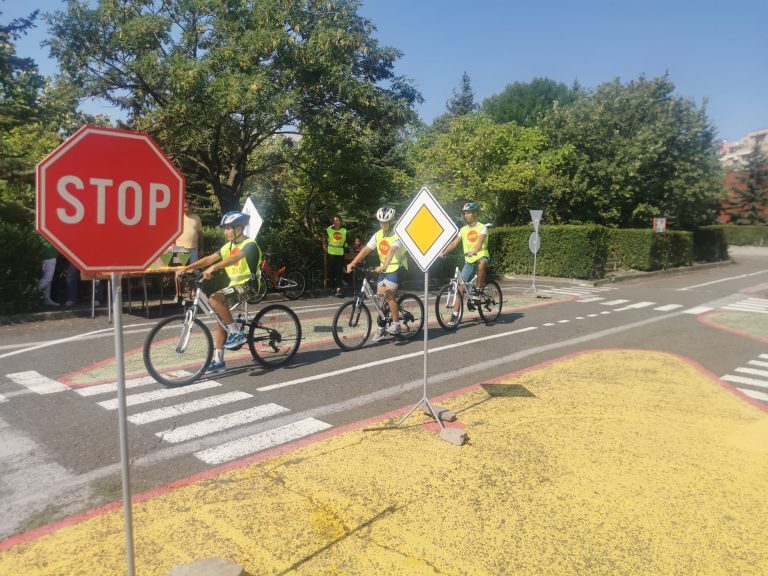 Около 300 деца от цялата страна взимат участие в лятна олимпиада по пътна безопасност Около 300 деца от цялата страна взимат участие в лятна олимпиада по пътна безопасност