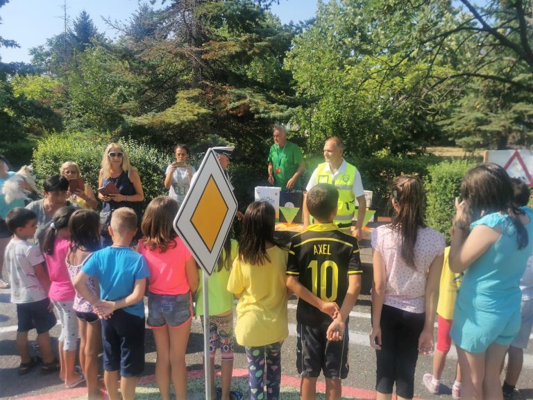 Около 300 деца от цялата страна взимат участие в лятна олимпиада по пътна безопасност Около 300 деца от цялата страна взимат участие в лятна олимпиада по пътна безопасност