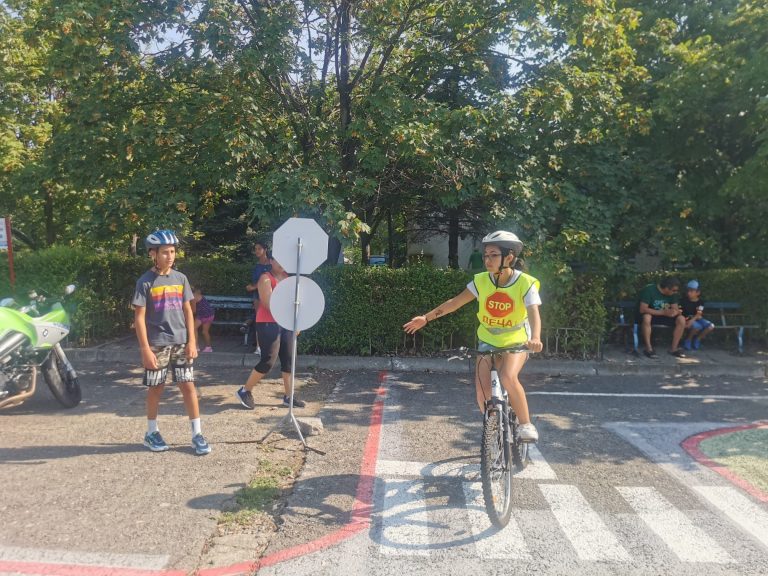 Около 300 деца от цялата страна взимат участие в лятна олимпиада по пътна безопасност Около 300 деца от цялата страна взимат участие в лятна олимпиада по пътна безопасност