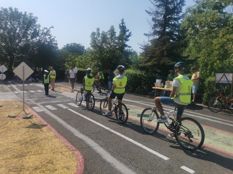 Около 300 деца от цялата страна взимат участие в лятна олимпиада по пътна безопасност Около 300 деца от цялата страна взимат участие в лятна олимпиада по пътна безопасност