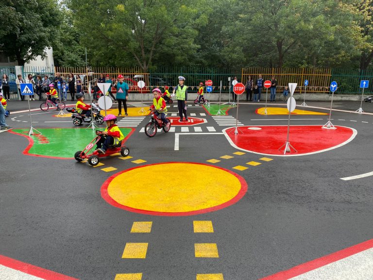 Повече от 30 детски градини се включиха в конкурс за семейна рисунка на тема: „Пази семейството си на пътя!“ Повече от 30 детски градини се включиха в конкурс за семейна рисунка на тема: „Пази семейството си на пътя!“