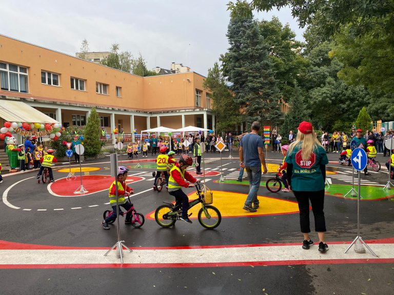 Повече от 30 детски градини се включиха в конкурс за семейна рисунка на тема: „Пази семейството си на пътя!“ Повече от 30 детски градини се включиха в конкурс за семейна рисунка на тема: „Пази семейството си на пътя!“