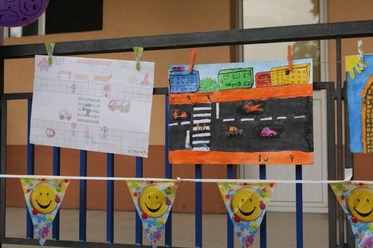 Повече от 30 детски градини се включиха в конкурс за семейна рисунка на тема: „Пази семейството си на пътя!“ Повече от 30 детски градини се включиха в конкурс за семейна рисунка на тема: „Пази семейството си на пътя!“