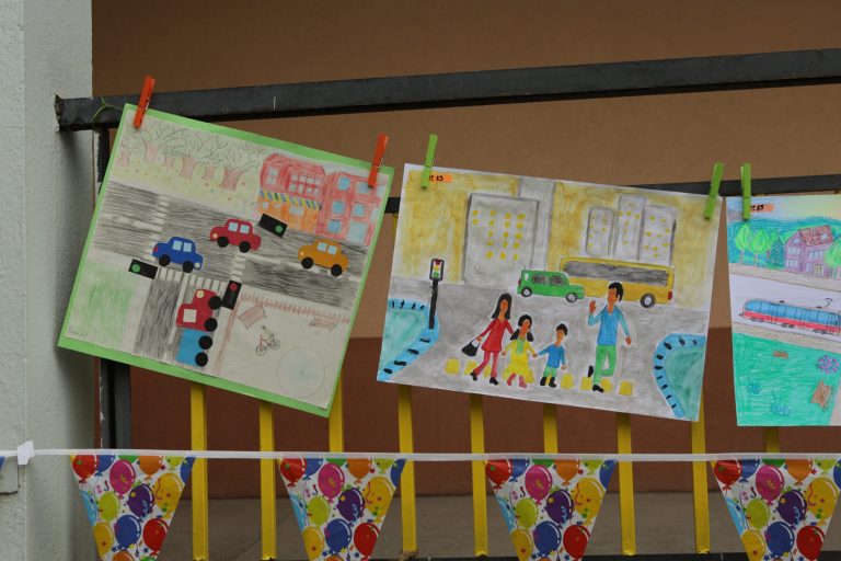 Повече от 30 детски градини се включиха в конкурс за семейна рисунка на тема: „Пази семейството си на пътя!“ Повече от 30 детски градини се включиха в конкурс за семейна рисунка на тема: „Пази семейството си на пътя!“