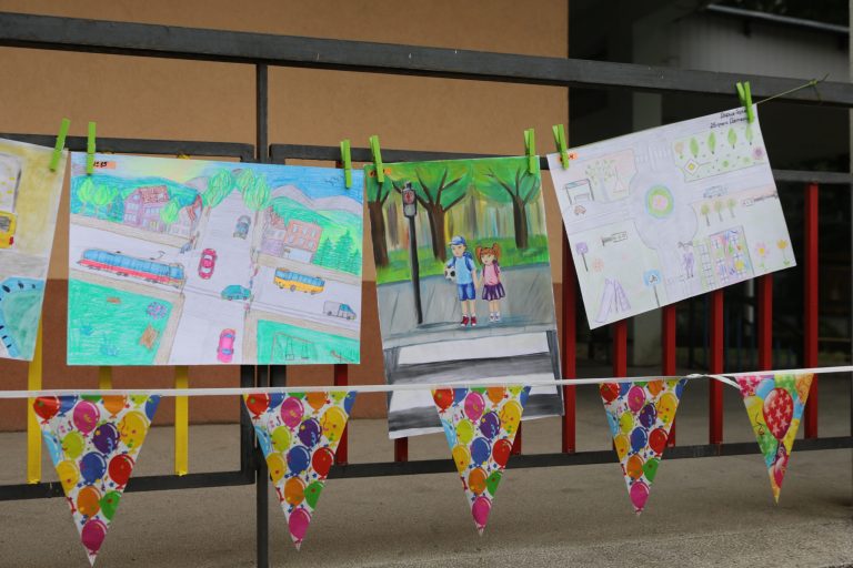 Повече от 30 детски градини се включиха в конкурс за семейна рисунка на тема: „Пази семейството си на пътя!“ Повече от 30 детски градини се включиха в конкурс за семейна рисунка на тема: „Пази семейството си на пътя!“