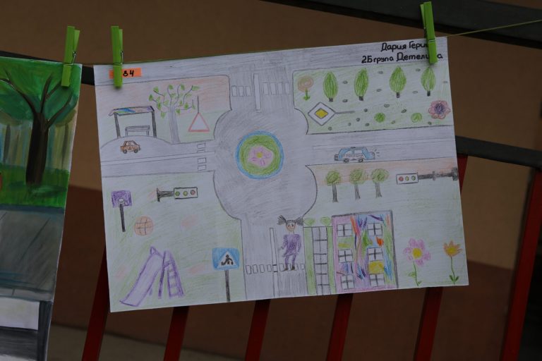 Повече от 30 детски градини се включиха в конкурс за семейна рисунка на тема: „Пази семейството си на пътя!“ Повече от 30 детски градини се включиха в конкурс за семейна рисунка на тема: „Пази семейството си на пътя!“