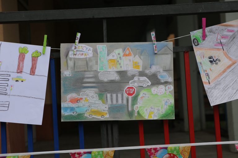 Повече от 30 детски градини се включиха в конкурс за семейна рисунка на тема: „Пази семейството си на пътя!“ Повече от 30 детски градини се включиха в конкурс за семейна рисунка на тема: „Пази семейството си на пътя!“