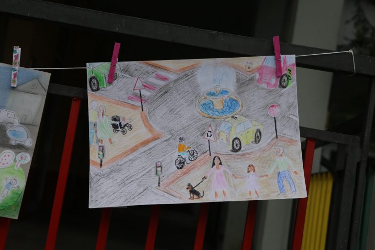 Повече от 30 детски градини се включиха в конкурс за семейна рисунка на тема: „Пази семейството си на пътя!“ Повече от 30 детски градини се включиха в конкурс за семейна рисунка на тема: „Пази семейството си на пътя!“