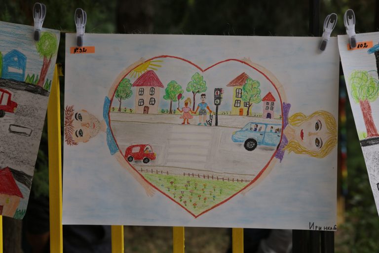 Повече от 30 детски градини се включиха в конкурс за семейна рисунка на тема: „Пази семейството си на пътя!“ Повече от 30 детски градини се включиха в конкурс за семейна рисунка на тема: „Пази семейството си на пътя!“