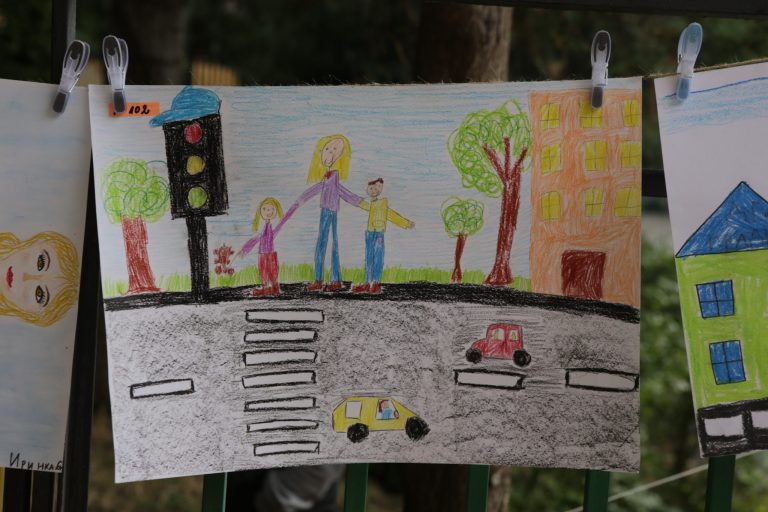 Повече от 30 детски градини се включиха в конкурс за семейна рисунка на тема: „Пази семейството си на пътя!“ Повече от 30 детски градини се включиха в конкурс за семейна рисунка на тема: „Пази семейството си на пътя!“