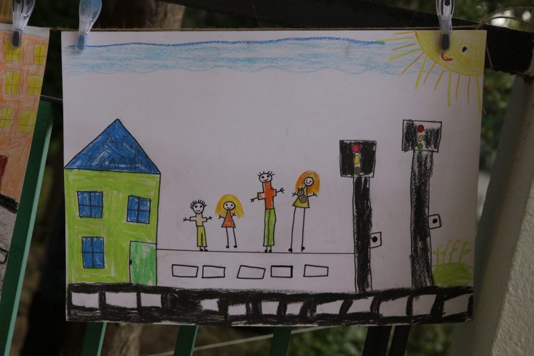 Повече от 30 детски градини се включиха в конкурс за семейна рисунка на тема: „Пази семейството си на пътя!“ Повече от 30 детски градини се включиха в конкурс за семейна рисунка на тема: „Пази семейството си на пътя!“