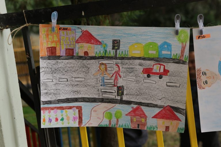 Повече от 30 детски градини се включиха в конкурс за семейна рисунка на тема: „Пази семейството си на пътя!“ Повече от 30 детски градини се включиха в конкурс за семейна рисунка на тема: „Пази семейството си на пътя!“