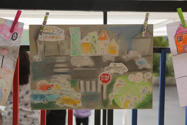 Повече от 30 детски градини се включиха в конкурс за семейна рисунка на тема: „Пази семейството си на пътя!“ Повече от 30 детски градини се включиха в конкурс за семейна рисунка на тема: „Пази семейството си на пътя!“