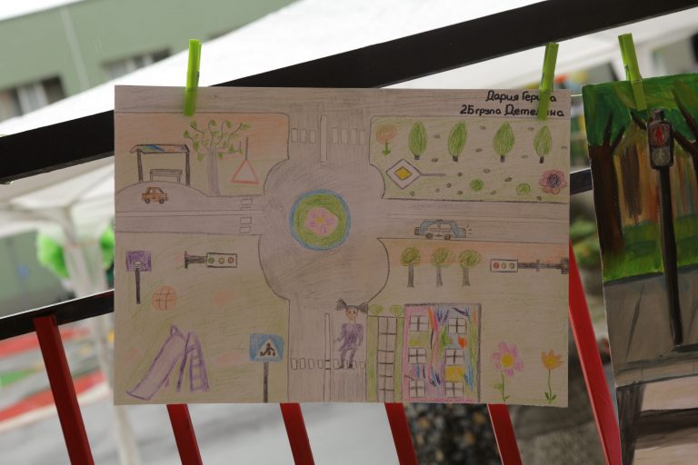 Повече от 30 детски градини се включиха в конкурс за семейна рисунка на тема: „Пази семейството си на пътя!“ Повече от 30 детски градини се включиха в конкурс за семейна рисунка на тема: „Пази семейството си на пътя!“