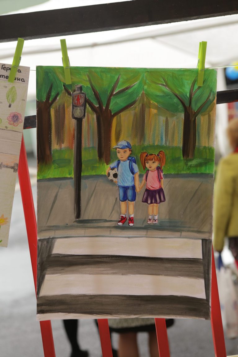 Повече от 30 детски градини се включиха в конкурс за семейна рисунка на тема: „Пази семейството си на пътя!“ Повече от 30 детски градини се включиха в конкурс за семейна рисунка на тема: „Пази семейството си на пътя!“