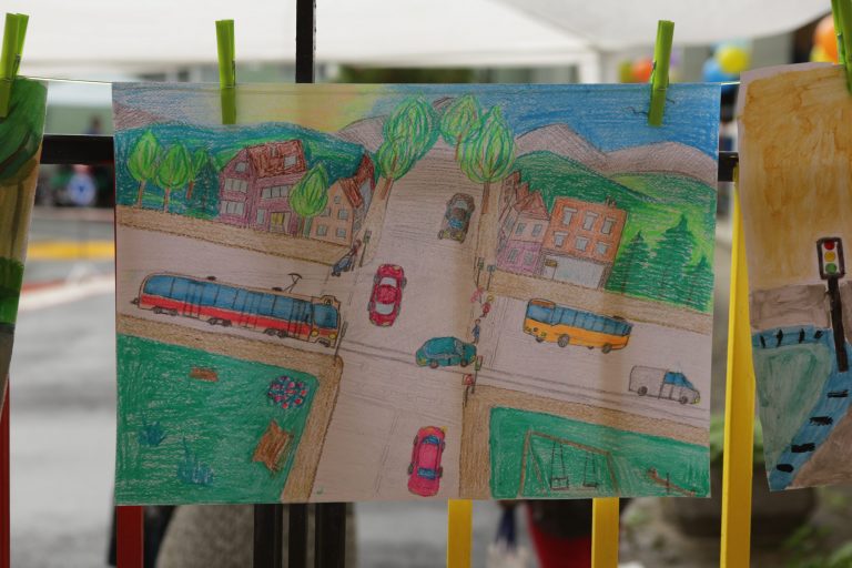 Повече от 30 детски градини се включиха в конкурс за семейна рисунка на тема: „Пази семейството си на пътя!“ Повече от 30 детски градини се включиха в конкурс за семейна рисунка на тема: „Пази семейството си на пътя!“