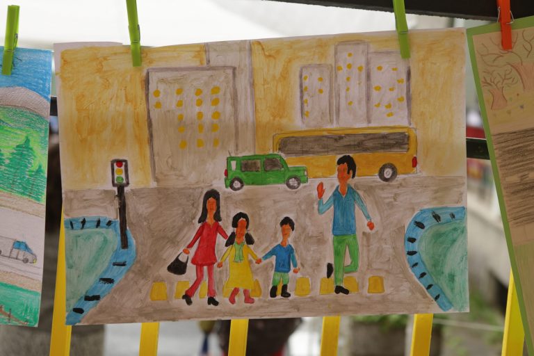 Повече от 30 детски градини се включиха в конкурс за семейна рисунка на тема: „Пази семейството си на пътя!“ Повече от 30 детски градини се включиха в конкурс за семейна рисунка на тема: „Пази семейството си на пътя!“