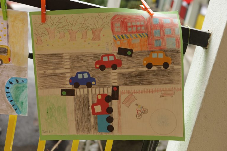 Повече от 30 детски градини се включиха в конкурс за семейна рисунка на тема: „Пази семейството си на пътя!“ Повече от 30 детски градини се включиха в конкурс за семейна рисунка на тема: „Пази семейството си на пътя!“