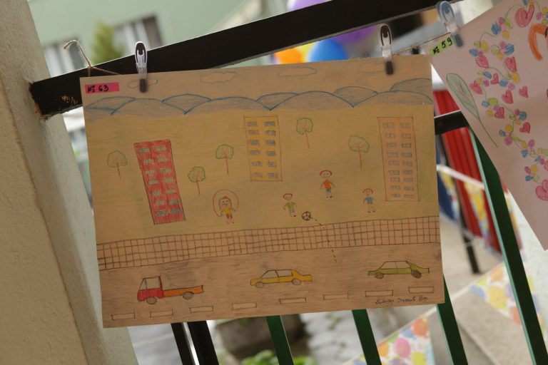 Повече от 30 детски градини се включиха в конкурс за семейна рисунка на тема: „Пази семейството си на пътя!“ Повече от 30 детски градини се включиха в конкурс за семейна рисунка на тема: „Пази семейството си на пътя!“