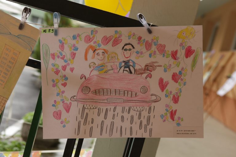 Повече от 30 детски градини се включиха в конкурс за семейна рисунка на тема: „Пази семейството си на пътя!“ Повече от 30 детски градини се включиха в конкурс за семейна рисунка на тема: „Пази семейството си на пътя!“