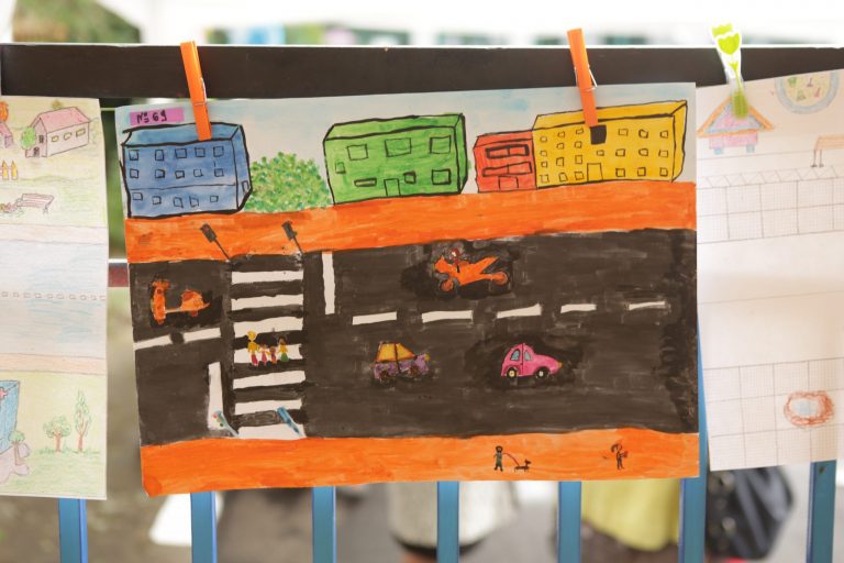 Повече от 30 детски градини се включиха в конкурс за семейна рисунка на тема: „Пази семейството си на пътя!“ Повече от 30 детски градини се включиха в конкурс за семейна рисунка на тема: „Пази семейството си на пътя!“