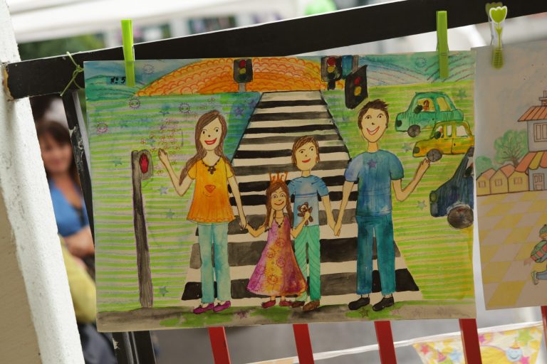 Повече от 30 детски градини се включиха в конкурс за семейна рисунка на тема: „Пази семейството си на пътя!“ Повече от 30 детски градини се включиха в конкурс за семейна рисунка на тема: „Пази семейството си на пътя!“